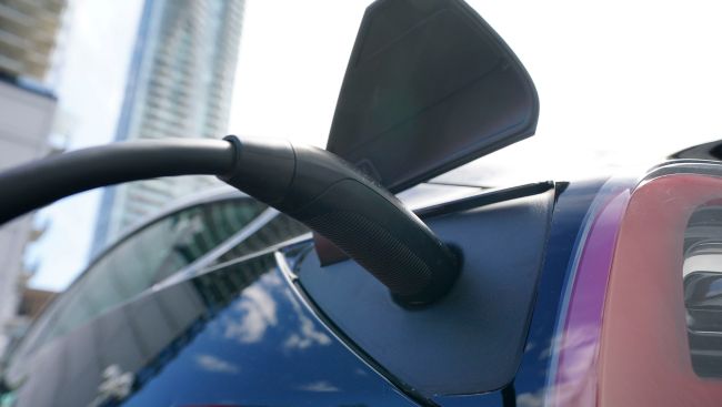 Carney delays electric vehicle sales mandate by one year, launches cost review